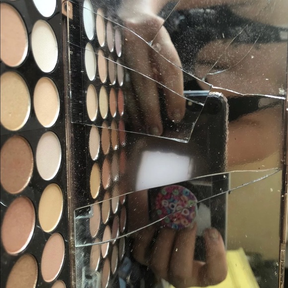 Makeup Revolution Flawless 3 Resurrection palette - Picture 3 of 3